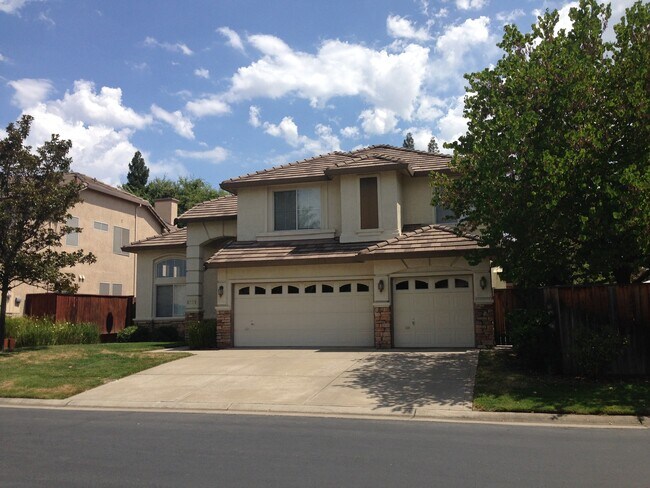 Foto del edificio - Rare Find! 5 bedroom spacious family home in a gated community Roseville.
