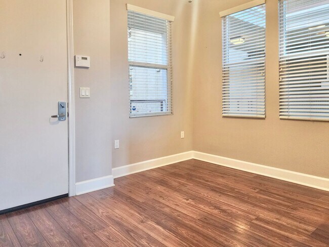 Foto del edificio - FOR LEASE - Available now! No smoking and no pets please!