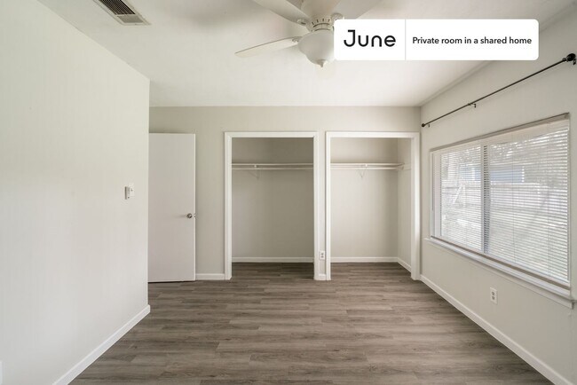 Building Photo - Private bedroom in 3 bed/1.5 bath Home