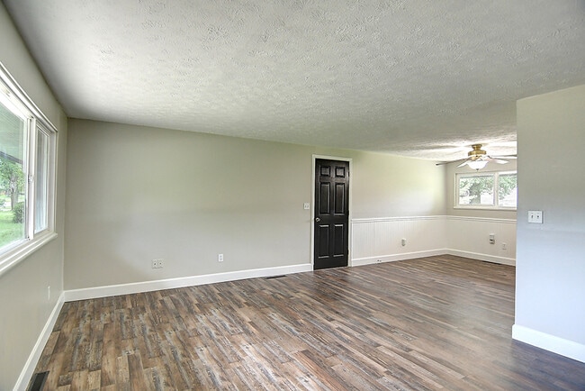 Building Photo - 3813 Utica Dr