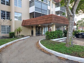 Building Photo - 4156 Inverrary Dr