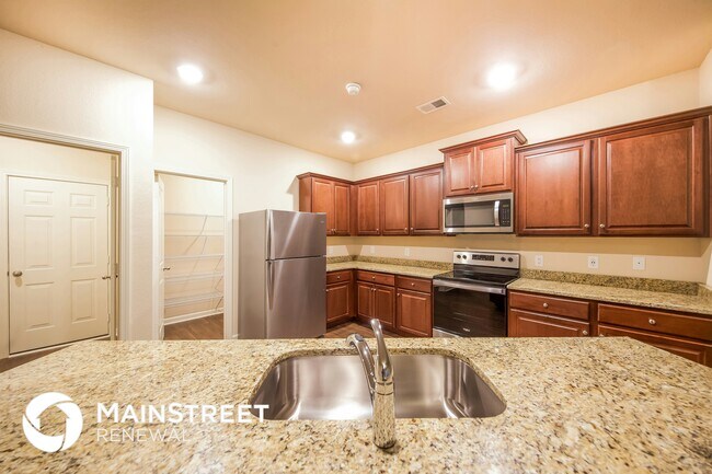 Building Photo - 670 Clover Cir