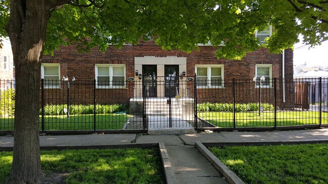 Building Street View - 853 E 84th St