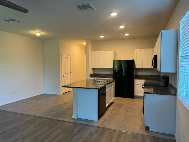 Foto del edificio - Gated Townhome In Riverview
