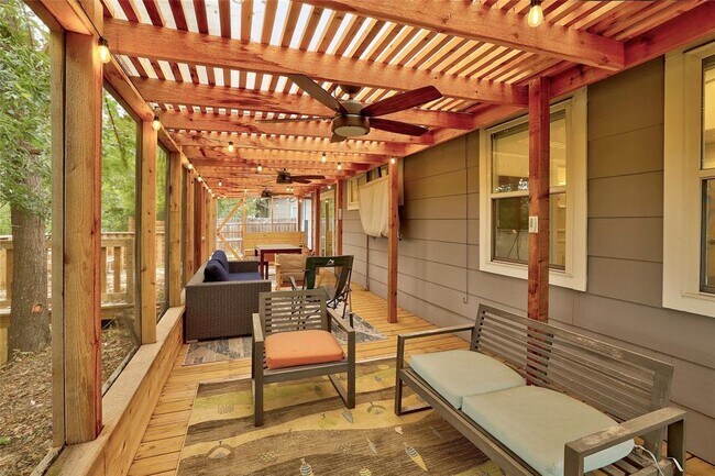 Building Photo - 5005 Mendoza Dr