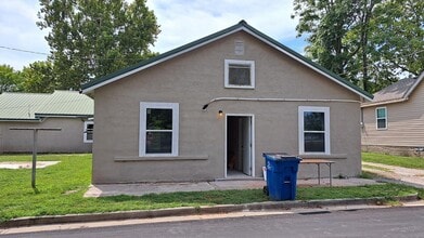 Building Photo - 1304 Iowa Ave