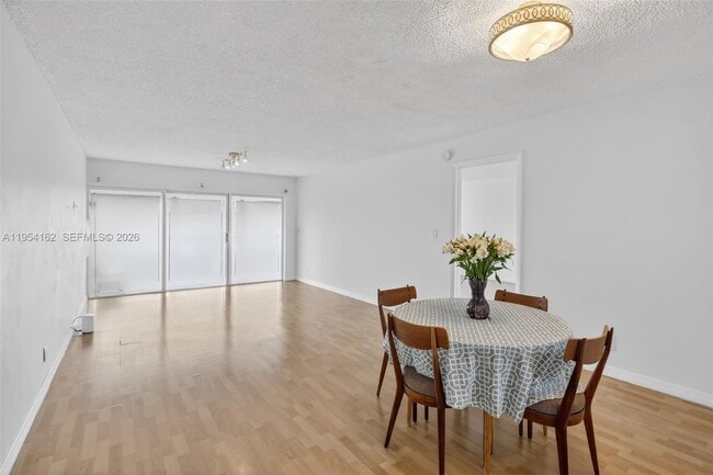 Building Photo - 200 Lakeview Dr