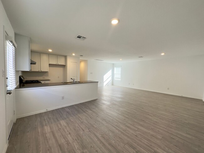 Foto del edificio - Brand New 4 BR Home in the SILOS Community!