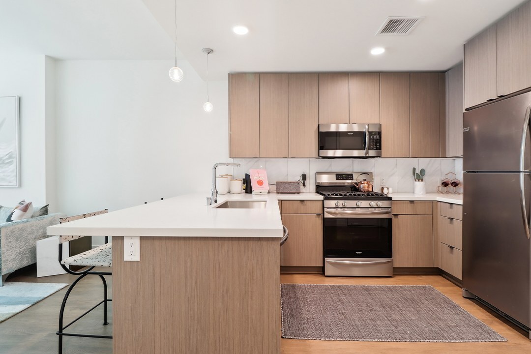 Alina 700 W 9th St Los Angeles, CA 90015