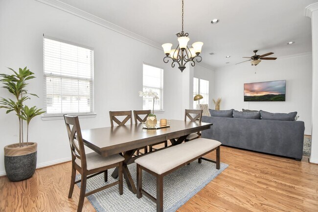 Building Photo - 5625 Dolores St