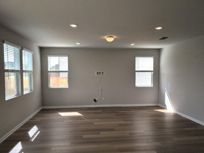 Building Photo - 905 Palo Brea Lp