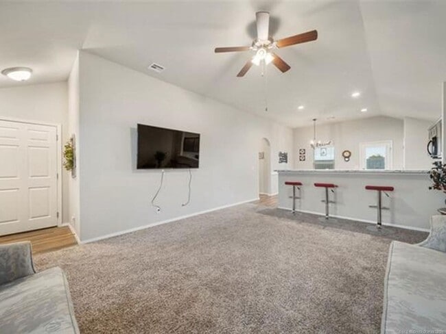 Building Photo - Spacious 3 Bed 2 Bath Home with 2 car gara...