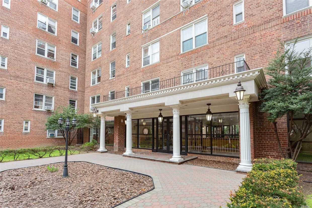 Foto principal - 105-24 63rd Dr