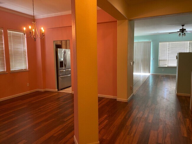 Foto del edificio - Huge 4 Bed 2 Bath + Den Golf Course Hom...