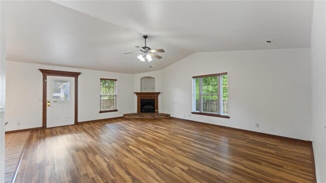 Building Photo - 1135 N Vista Pl