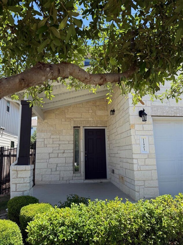Foto principal - 11905 Mercantile Ln