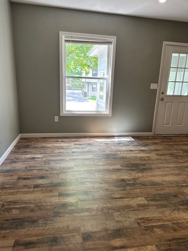 Building Photo - Charming 2-Bedroom Home in the Heart of Fairport Available Now