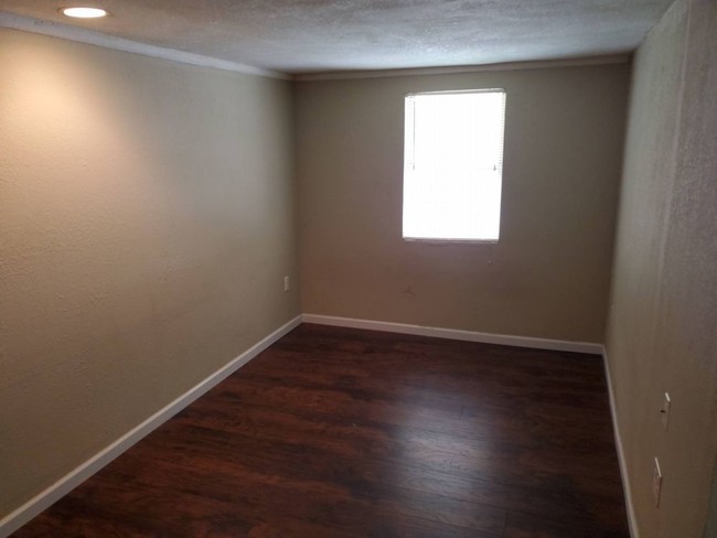 Building Photo - 608 Lester Road Unit 1