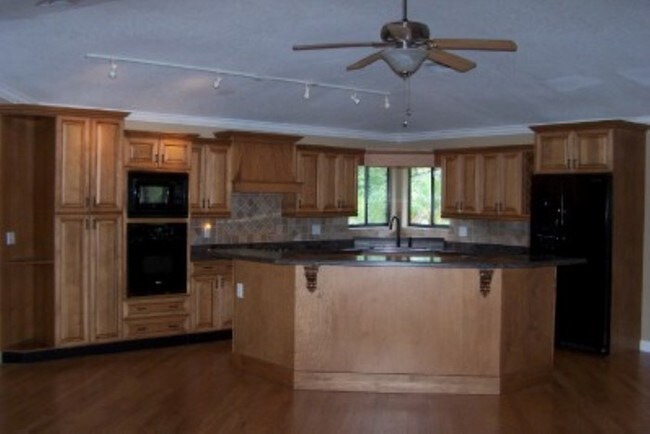 Building Photo - Great 3/2/2 on 1 acre with caged pool