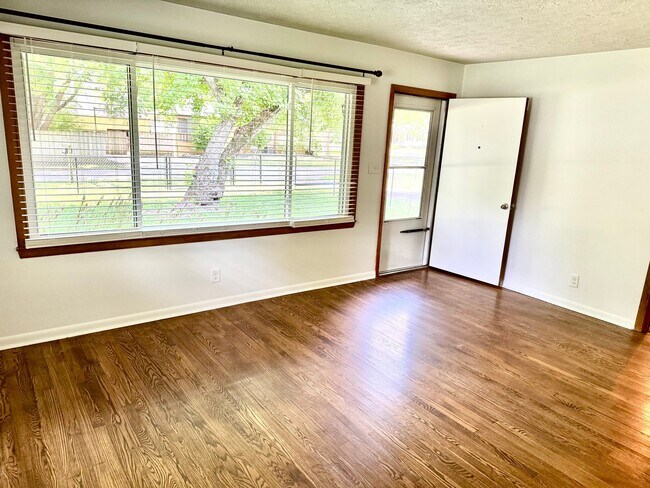 Foto del edificio - 910 Gilbert Ave