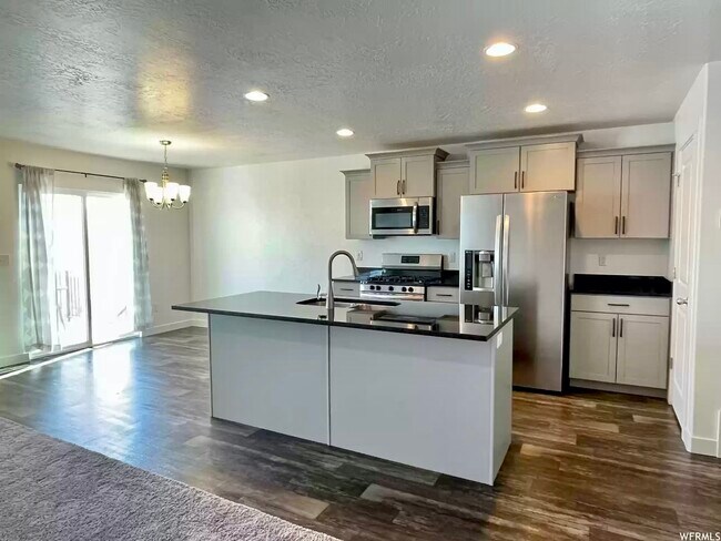 Large kitchen - 14937 S Messi St