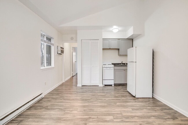 Building Photo - Cozy TOP FLOOR one-bedroom, one-bath unit ...
