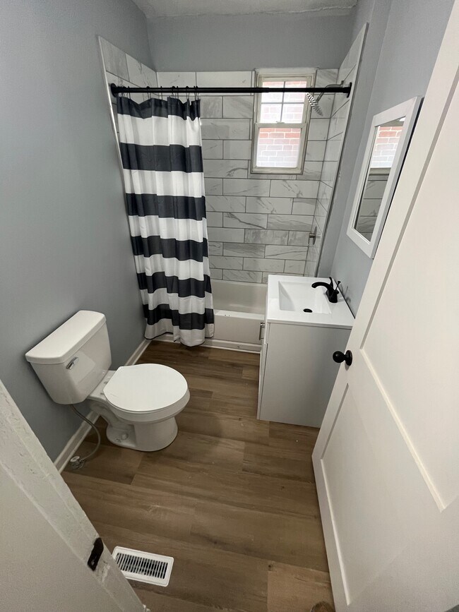 Baño completo 1 - 969 Wilson Ave