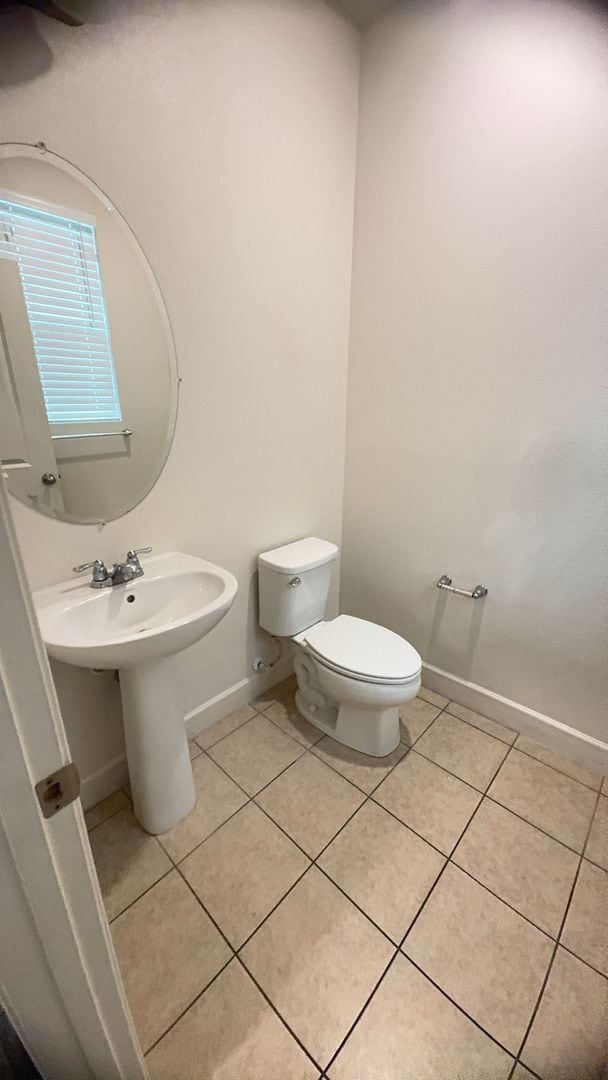 Building Photo - Beautiful spacious 3 bedroom 2/5 bathroom home.