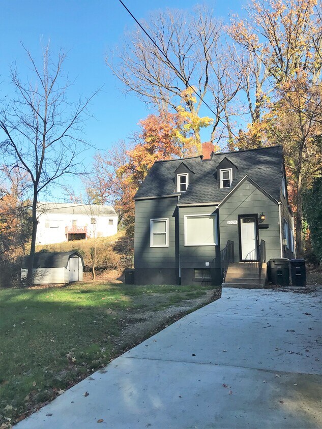 Primary Photo - 1028 Burns St SE