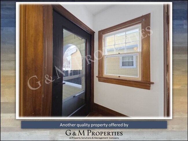 Building Photo - Rare Park Ave Rental – Spacious 3-Bedroom with Original Charm