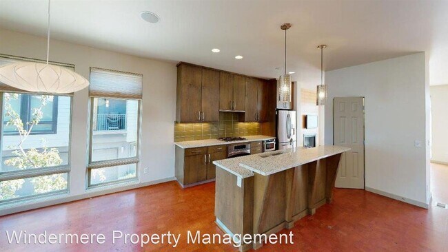 Building Photo - 3 br, 3.5 bath House - 215 W Sumach St