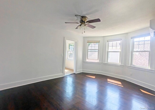 Building Photo - 344 Roslyn Ave