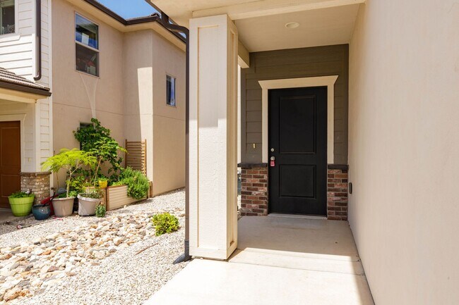 Foto del edificio - 4 bed / 2.5 bath / 2 car Desert Canyons house