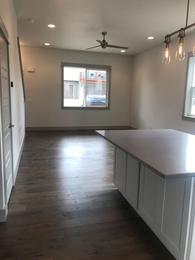 Building Photo - Almost New Amazing 3 Bedroom Unit