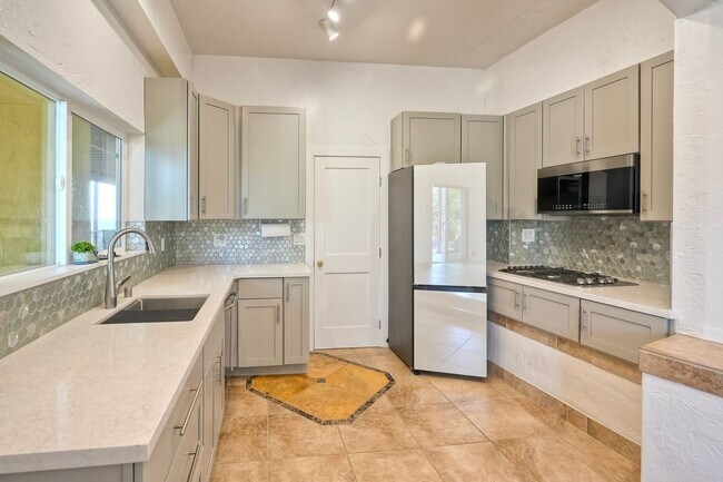 Building Photo - ADU with a VIEW! 1 Bed/1 Ba - Seeforever D...