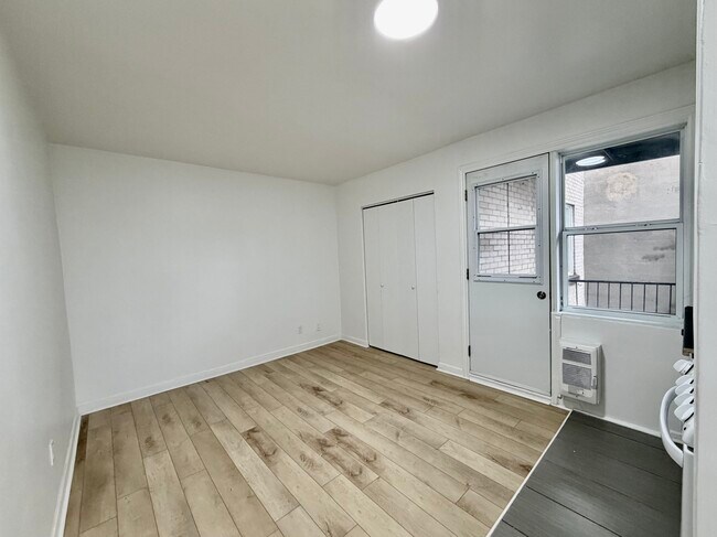 Photo du bâtiment - 2405 Belanger - 1 bedroom