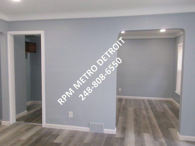 Foto del edificio - Update 3-Bedroom Bungalow in Harper Woods.