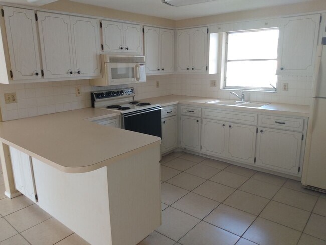 Foto del edificio - 2 Bed/2 Bath 1200 Sq. Ft. home with BONUS ROOM, indoor laundry & a fenced yard!!