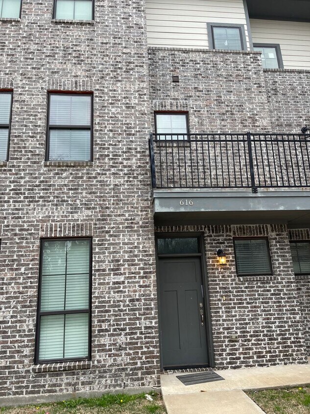 Foto principal - Northgate Area - 4 bedroom / 3 bath / 3 st...