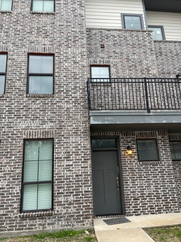 Primary Photo - Northgate Area - 4 bedroom / 3 bath / 3 st...