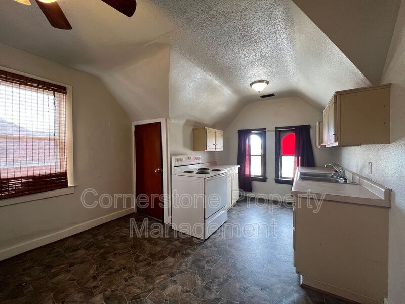 Primary Photo - 1035 1st Ave S