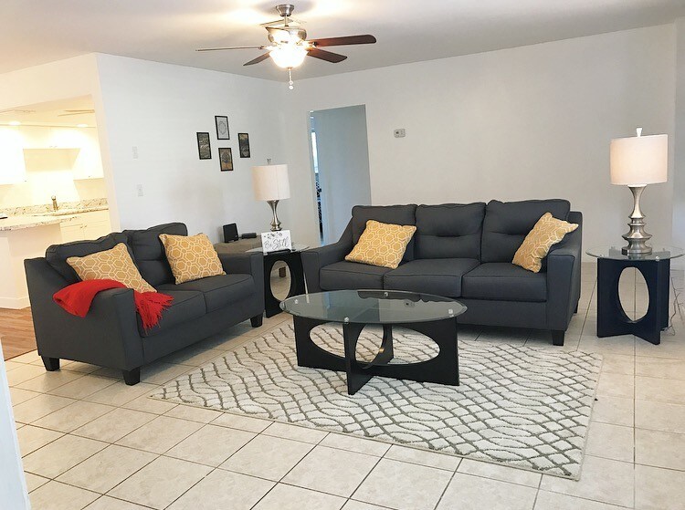 Sala de estar espaciosa - 1216 43rd St W