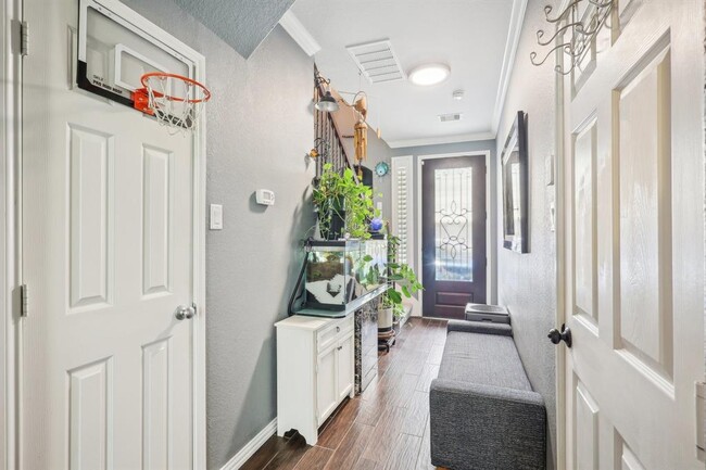 Foto del edificio - 6363 Fairdale Ln