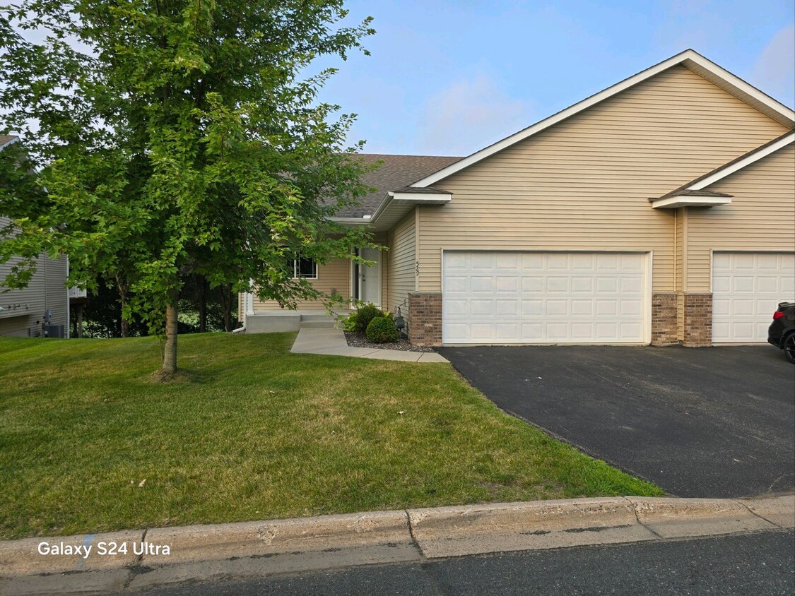 Primary Photo - beautiful new townhome 3 bed 2.5 bath walk...