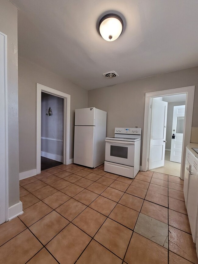 Building Photo - Spacious Blackstone Three Bedroom!