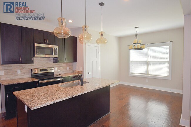 Foto del edificio - 4 BR PLUS bonus for lease in M'boro on 3 A...