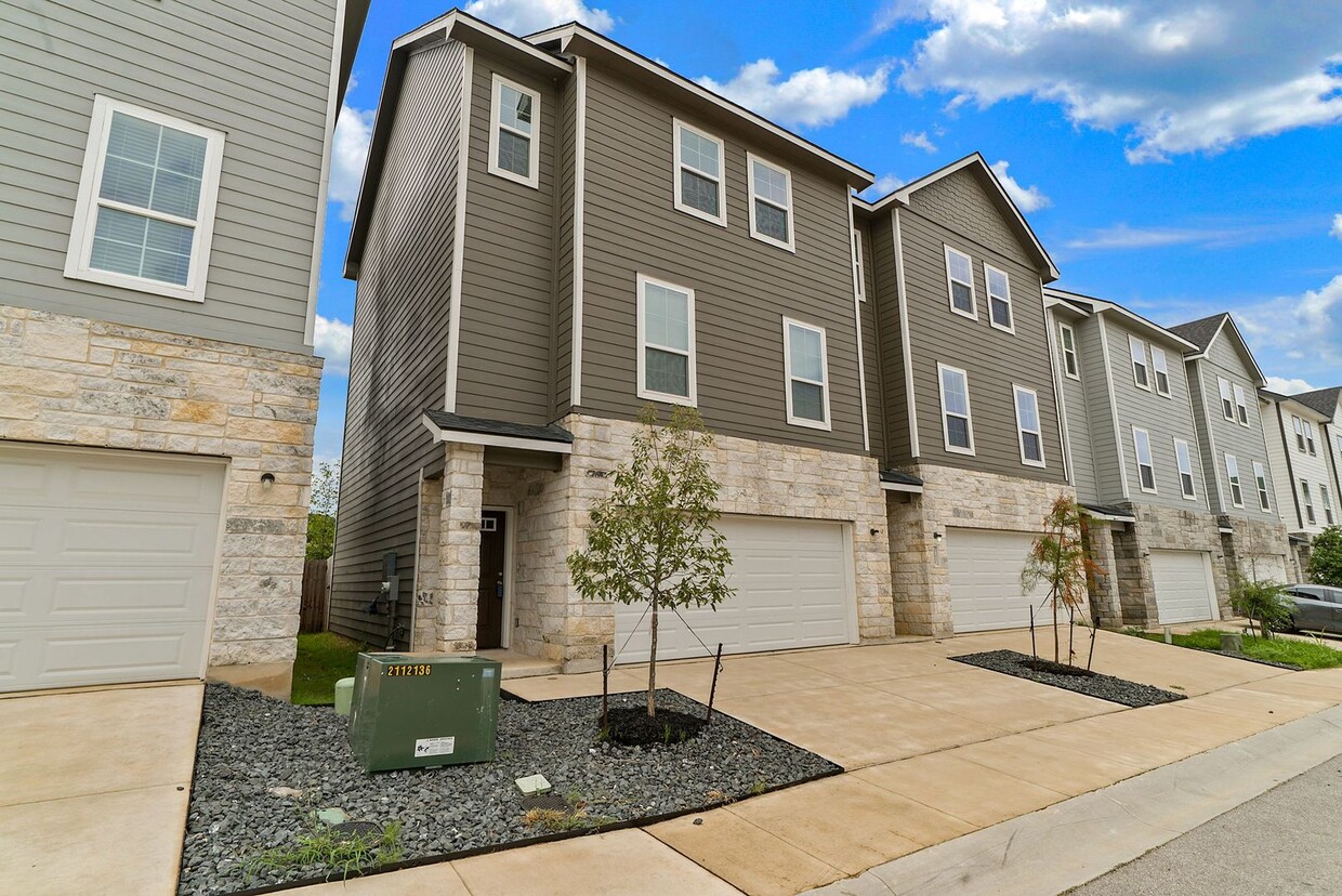 Primary Photo - 3 Bedroom/3.5 Bath The Preserve At the Dom...