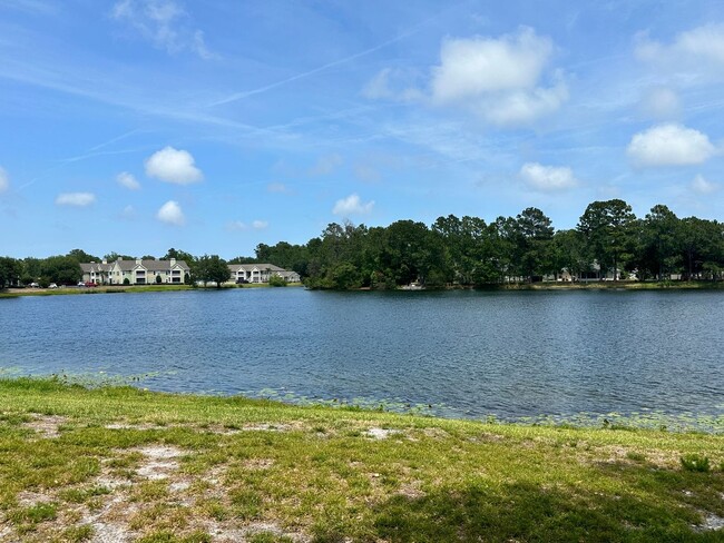 Building Photo - Gated Community! Close to the Beach and sh...