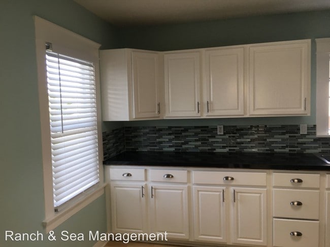 Building Photo - 1114 S Ditmar St