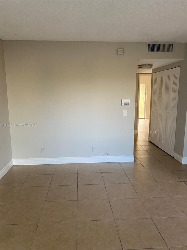 Building Photo - 617 Meadows Cir